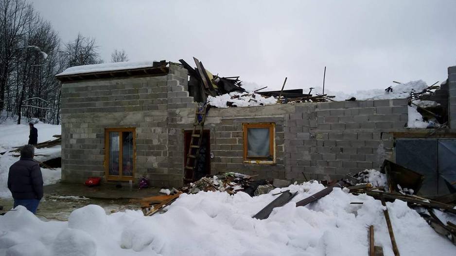 U Krajini se zbog snijega urušili krovovi na četiri kuće i 14 pomoćnih objekata