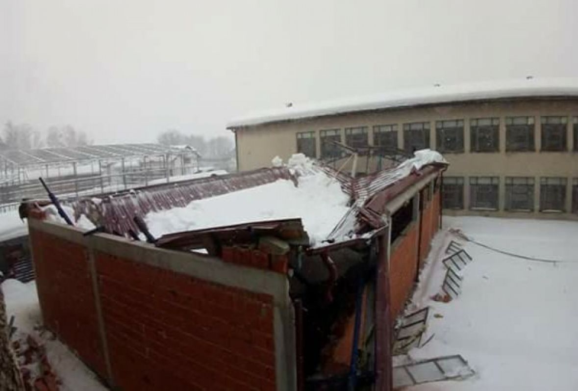 Snijeg srušio krov na dijelu škole u Bihaću, nastava obustavljena
