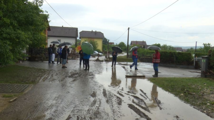Lokalni potok poplavio selo, 20 domaćinstava pod vodom