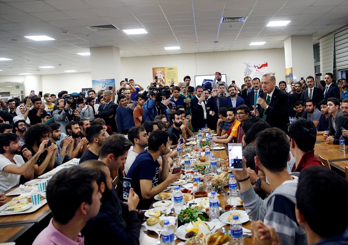 Pozvali ga putem društvenih mreža: Erdogan se pridružio studentima na sehuru