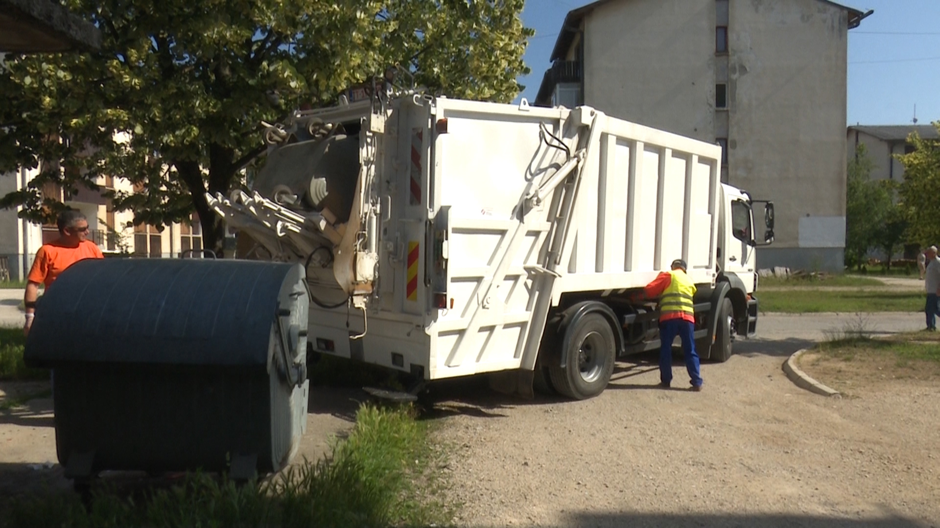Novi kamion za odvoz smeća/ Uskoro vozilo za pranje gradskih ulica