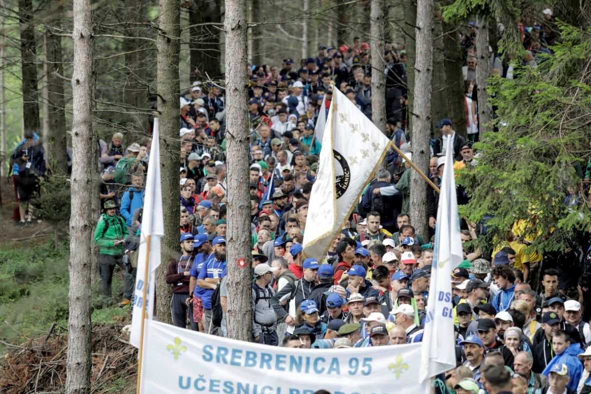 Marš mira iz Nezuka / Više od 6.000 učesnika odaje počast žrtvama genocida u Srebrenici