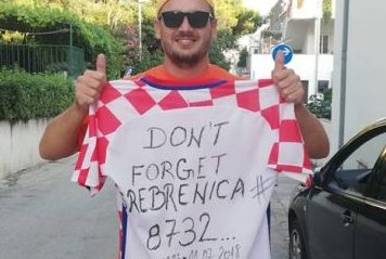 Ko je navijač Hrvatske s natpisom Don't Forget Srebrenica