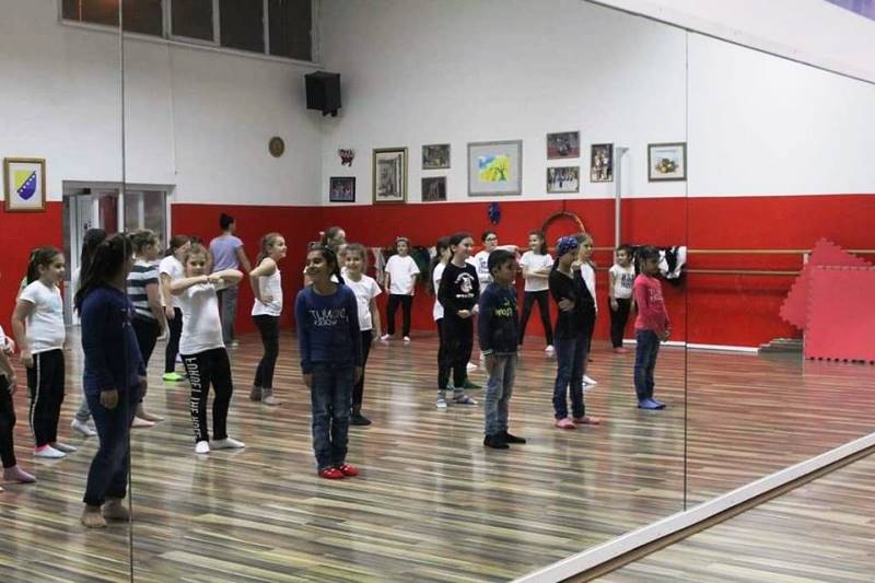 Djeca migranata iz prihvatnog centra Sedra uljepšala trening jednog od najtrofejnijih plesnih klubova u BiH