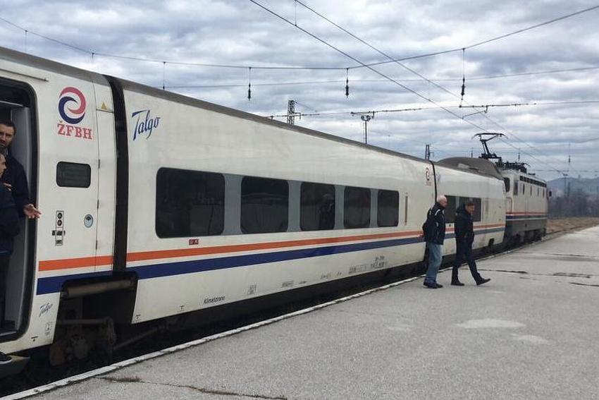 Voz ponovo blokiran u Bihaću, blizu 150 migranata nema dozvolu za izlazak