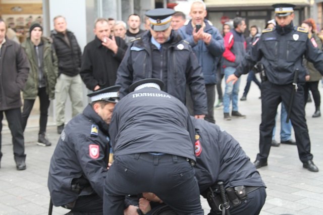 Novi incidenti u Banjoj Luci: Nakon hapšenja mladića građani nasrnuli na policajca