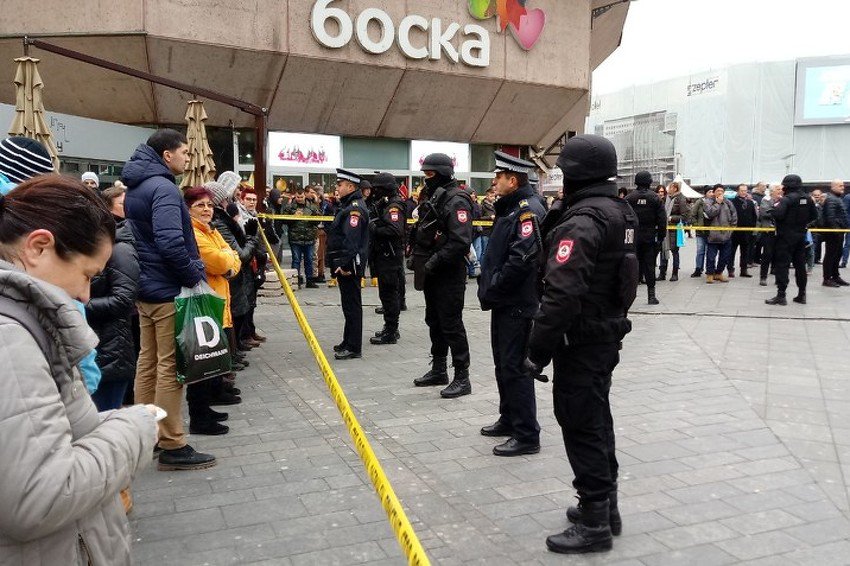 Protest u Banjoj Luci: Policijski kordon na Trgu Krajine, novi protesti najavljeni u 18 sati