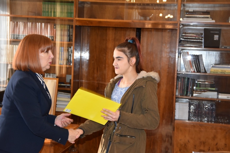 Mahmutbegović dala stipendiju djevojčici čiji je otac vratio novčanik sa 5.000 KM