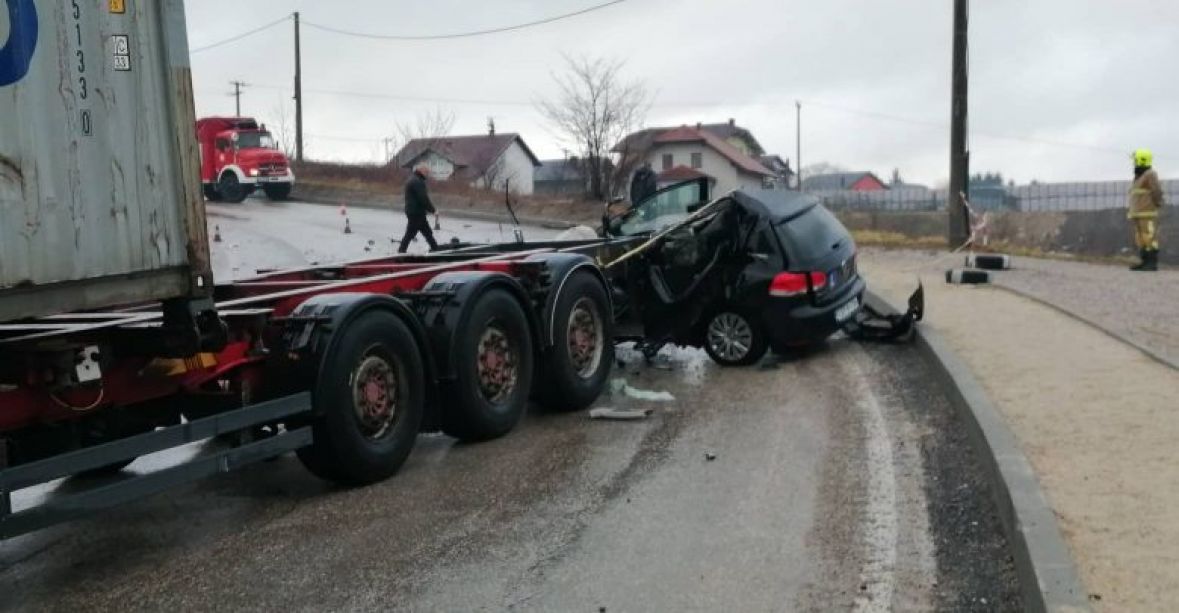 Cazin: Djevojka za volanom autoškole poginula u sudaru s kamionom