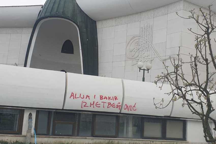 Uvredljivi grafiti na zagrebačkoj džamiji na račun Alije i Bakira Izetbegovića