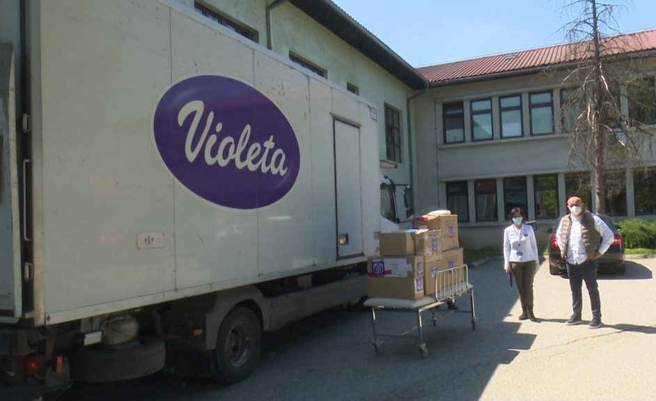 Violeta donirala zaštitnu opremu Općoj bolnici u Sanskom Mostu