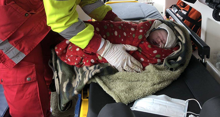 Lijepe vijesti u doba krize s koronom: Ekipa Hitne pomoći porodila Sarajku u njenom stanu