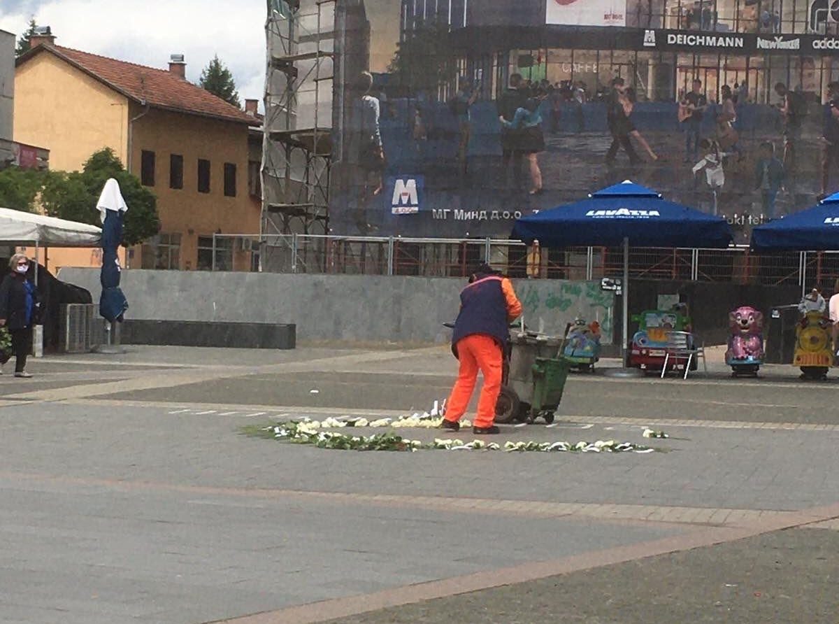 SRAMOTA Samo sat nakon što su na trgu ostavljene ruže sa imenima ubijene djece, komunalci ih uklonili