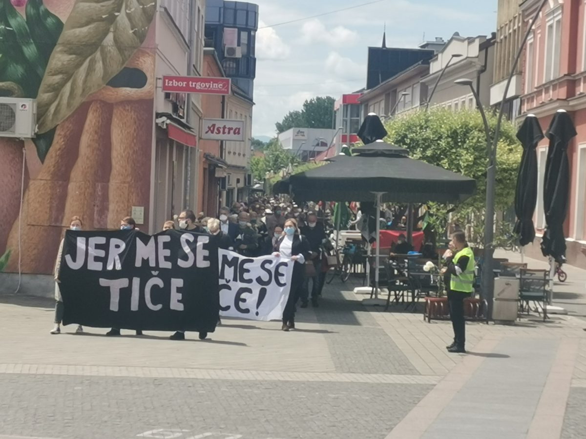 Tužna šetnja u Prijedoru: Roditelji ubijene djece i drugi građani položili cvijeće za žrtve