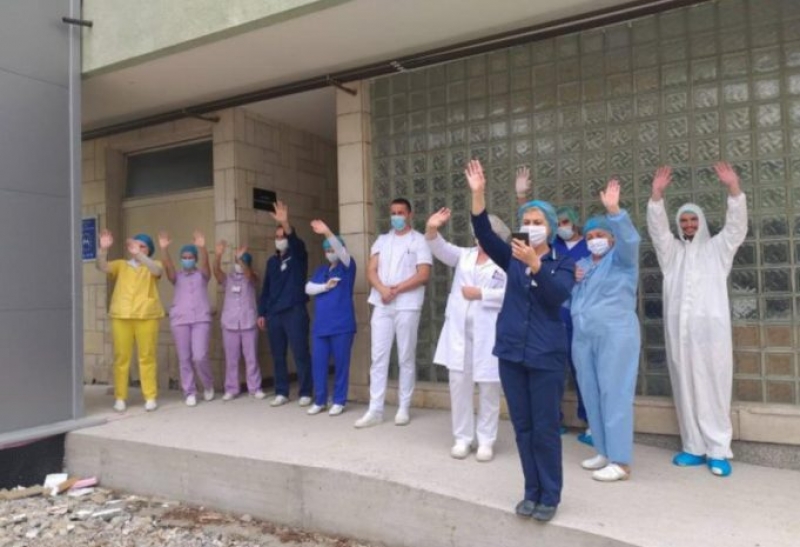 Prvi pacijent bolnice u Bihaću pozitivan na COVID-19 nakon 44 dana otišao kući