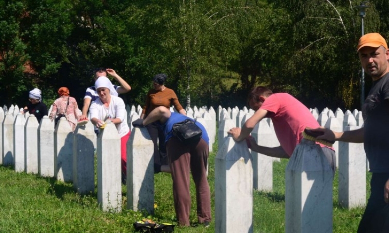 Preživjeli iz Srebrenice i Bratunca čiste nišane u mezarju Potočari