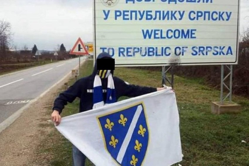 Mladić kažnjen zbog isticanja zastave RBiH ispred table “Dobrodošli u RS”