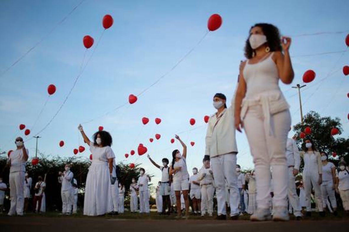 Crveni baloni na nebu iznad Brazila