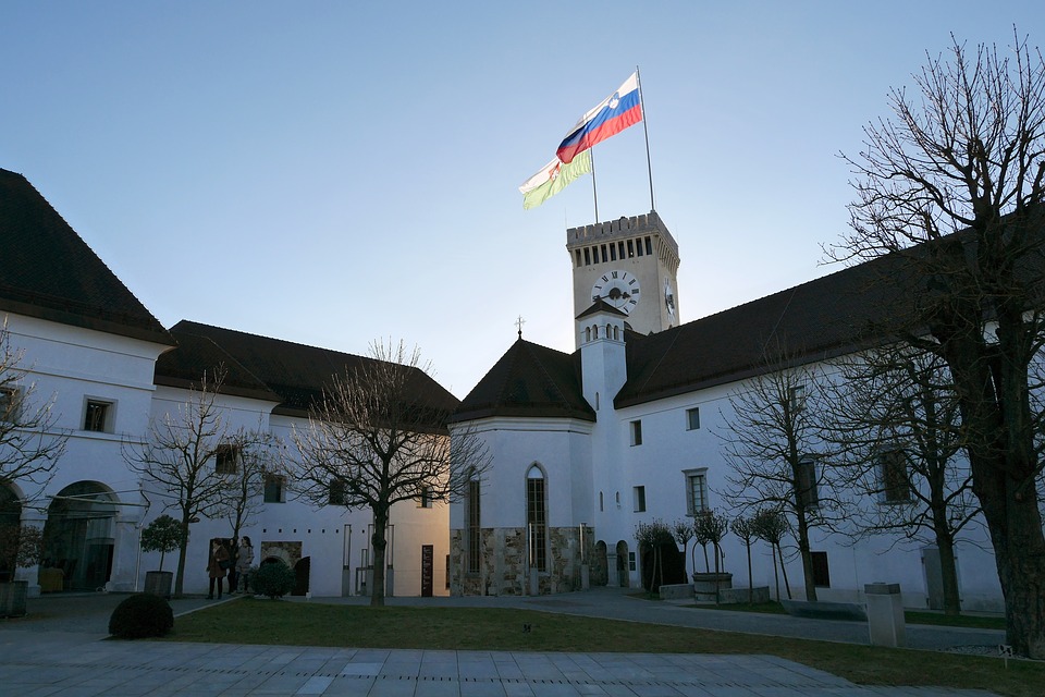 Slovenija danas uvodi vanredno stanje: Zdravlje i ekonomija ispred zabave