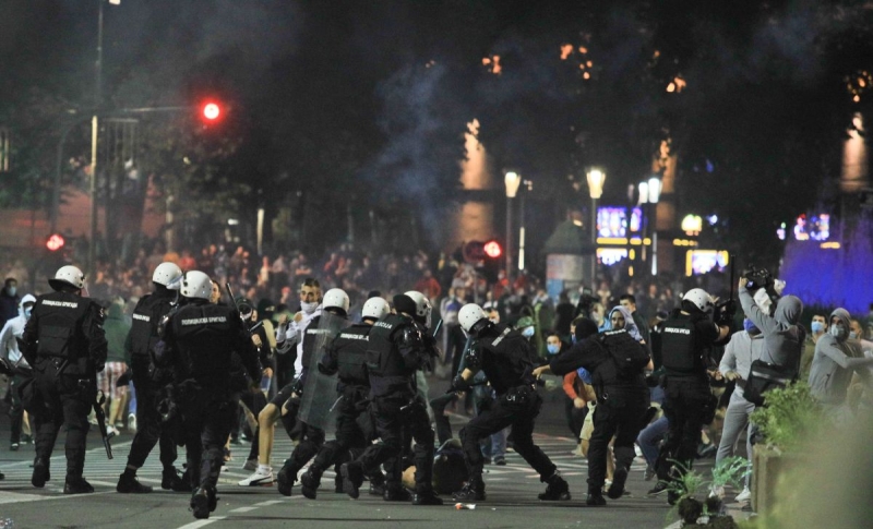 Haos u Srbiji: Policija hapsila i pendrecima tukla demonstrante, ima povrijeđenih