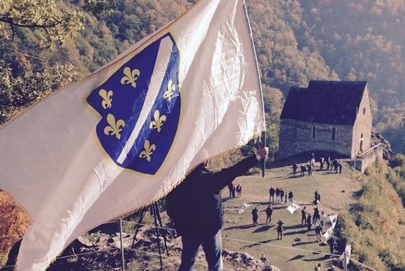 Zastava, grb i himna RBiH: Šest ljiljana u plavom štitu