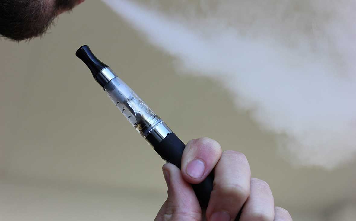 Objavljeno upozorenje: Pušenje e-cigareta znatno povećava rizik od COVID-a