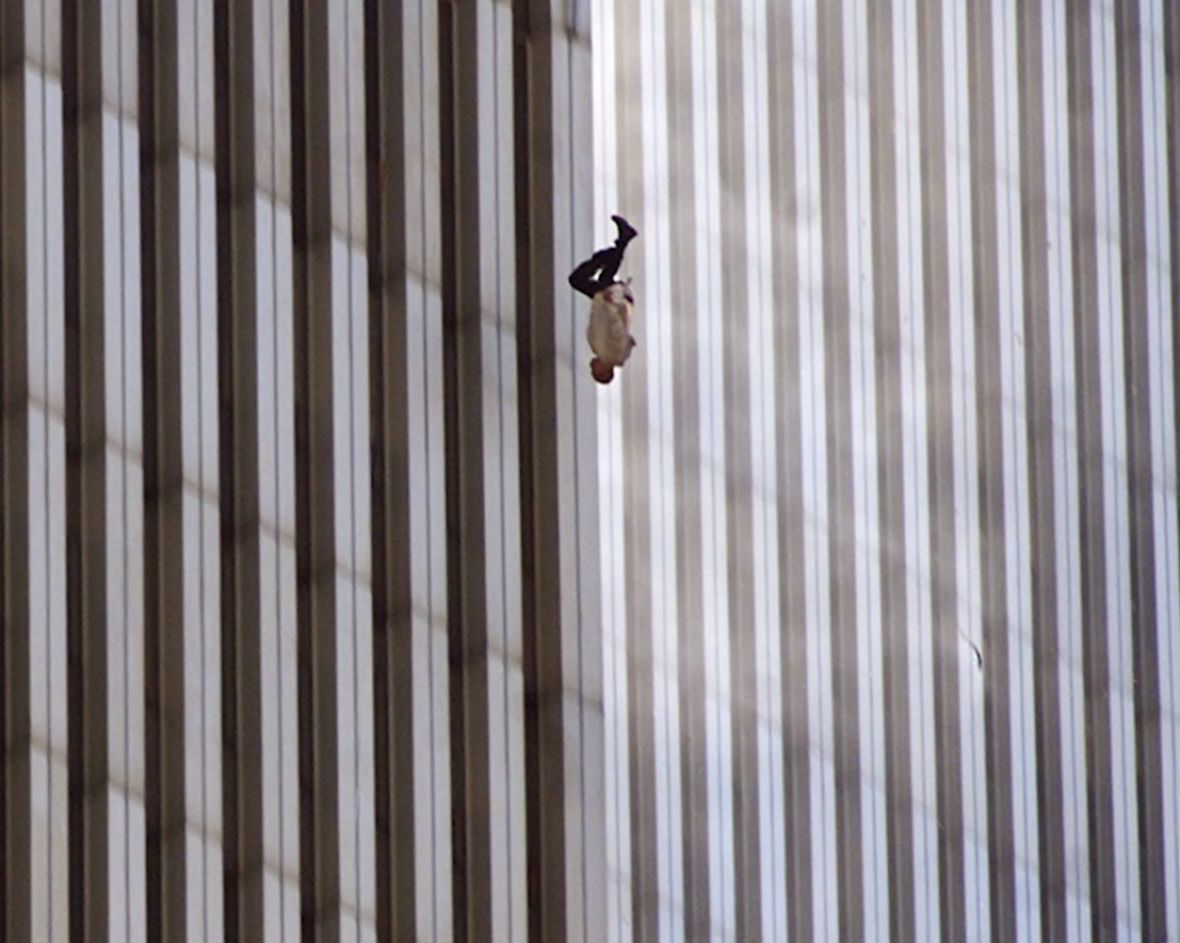 Čovjek koji pada u sigurnu smrt: Misterija potresne fotografije 11. septembra