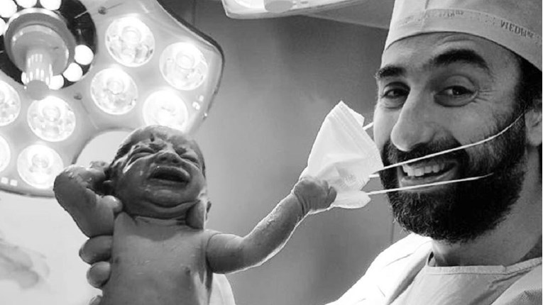 Novorođenče zbog svog poteza postalo viralni hit