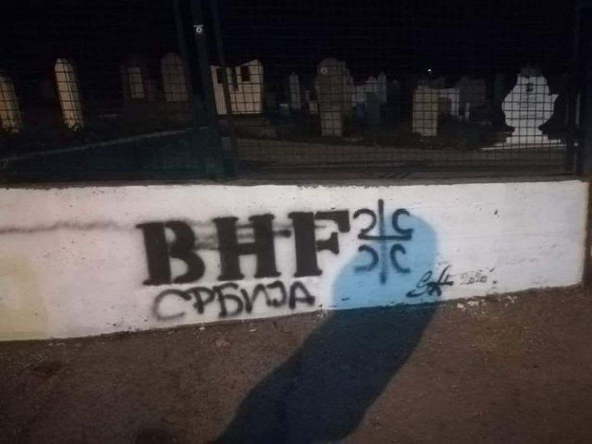 Sraman čin: Uništeni grafiti “BHF” i “Srebrenica” u Brčkom