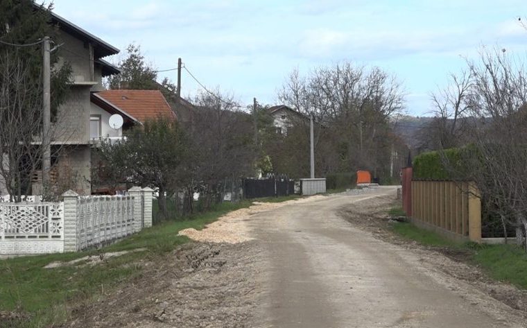 Pripreme za asfaltiranje lokalnog puta kroz Trnovu