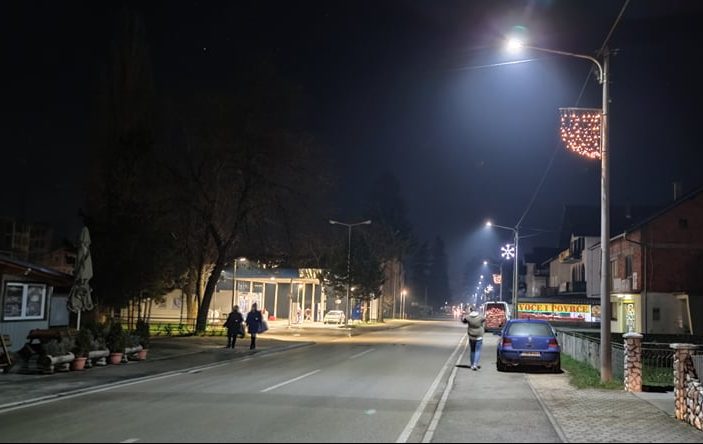 Ukrašen i osvijetljen Sanski Most FOTO
