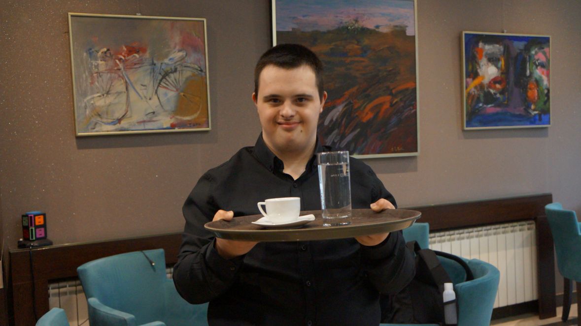 Mladić sa Down sindromom / Upoznajte Emira, omiljenog konobara: Sve ja mogu sam