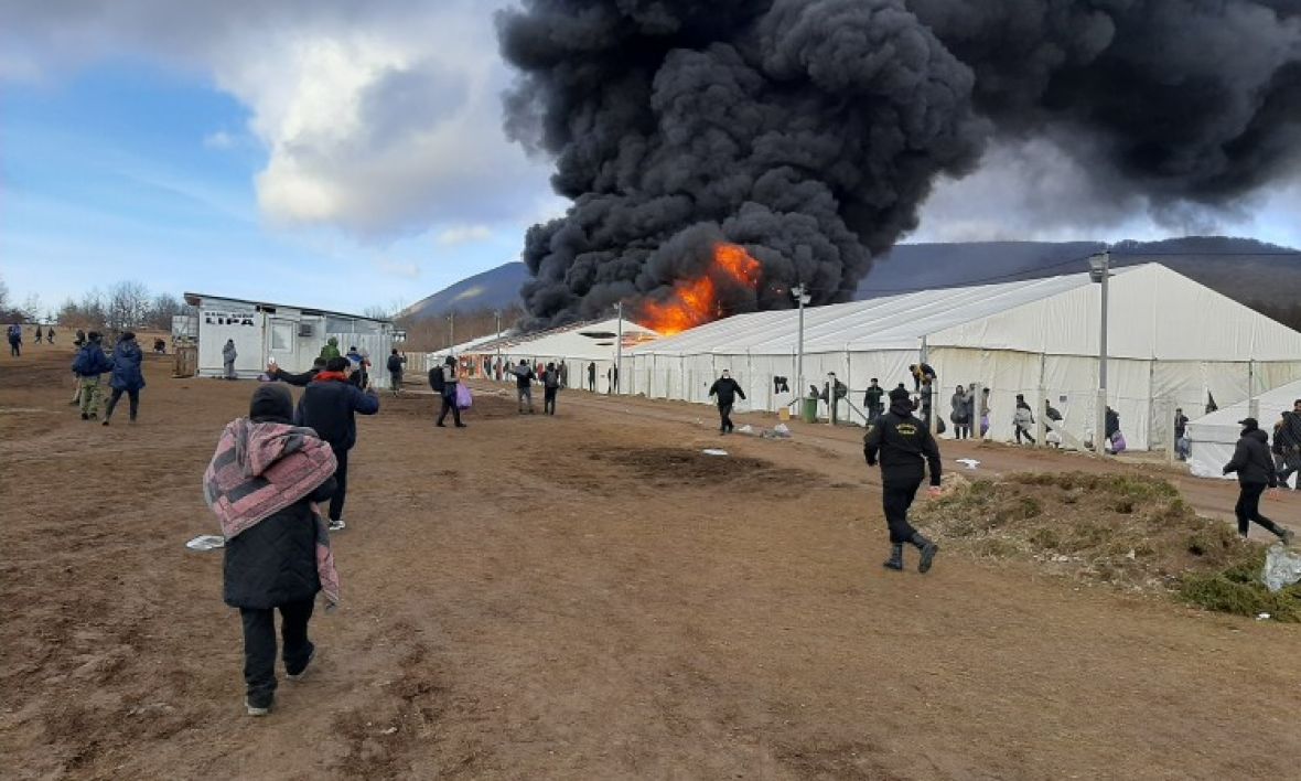 Vanredna situacija u Krajini: Migranti krenuli ka Bihaću, IOM napustio Lipu
