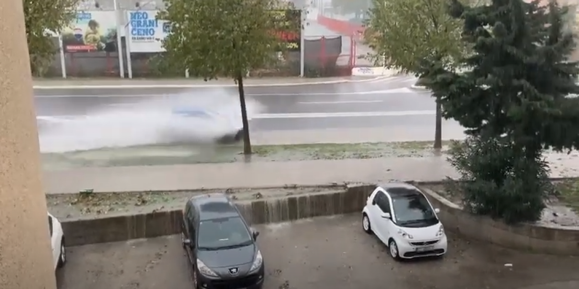 Snimak koji prikazuje poplavu u Splitu: Velike gužve, semafor ne radi