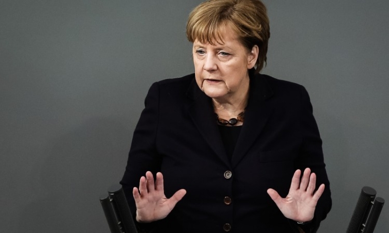Hit na internetu: Pogledajte reakciju Merkel kad je shvatila da je zaboravila masku