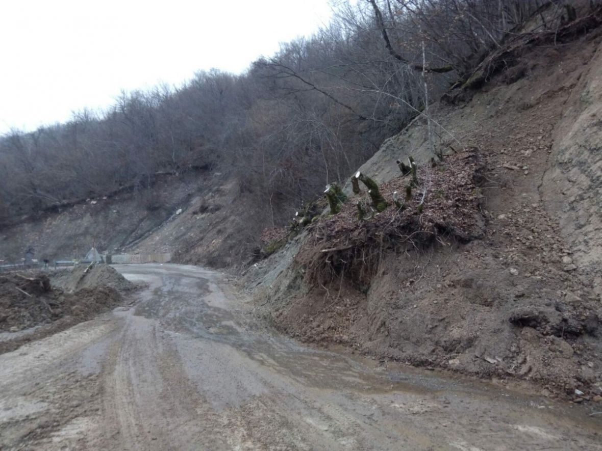 “Krater izgleda zastrašujuće”: Pokrenulo se veliko klizište na cesti u BiH