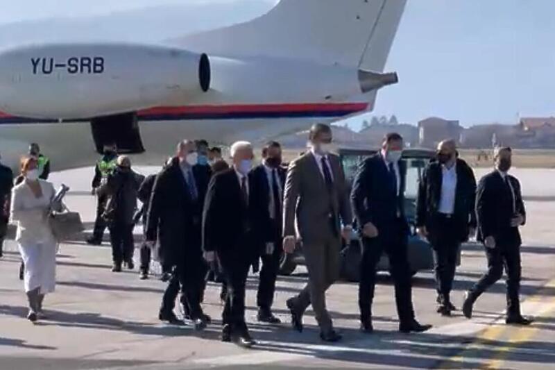 Predsjednik Srbije Aleksandar Vučić sletio u Sarajevo s donacijom vakcina