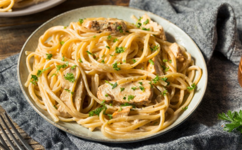 Bez mlijeka, vrhnja i sira: Recept za najkremastiju tjesteninu s piletinom