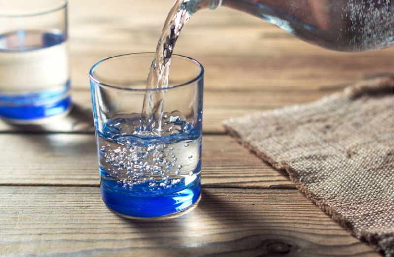 Zašto nije dobro piti vodu koja je preko noći odstajala u čaši?