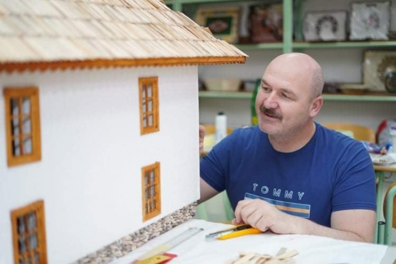 Elvedin Memić izrađuje makete džamija, bosanskih kuća, želja mu je izgraditi maketu Memorijalnog centra Potočari