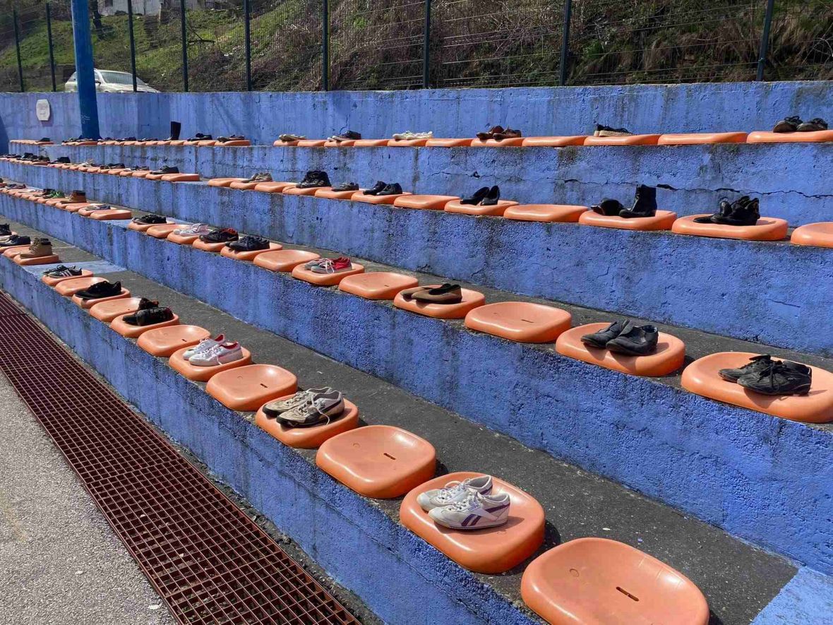 74 para cipela za 74 ubijena u masakru nad djecom Srebrenice: Dan prekinute mladosti