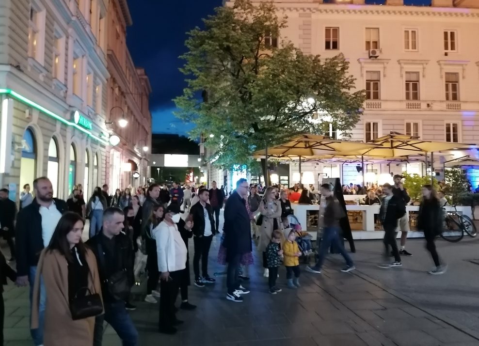 Sarajevo “diše” punim plućima nakon ukidanja policijskog sata: Oživjele glavne ulice, kafići, klubovi…