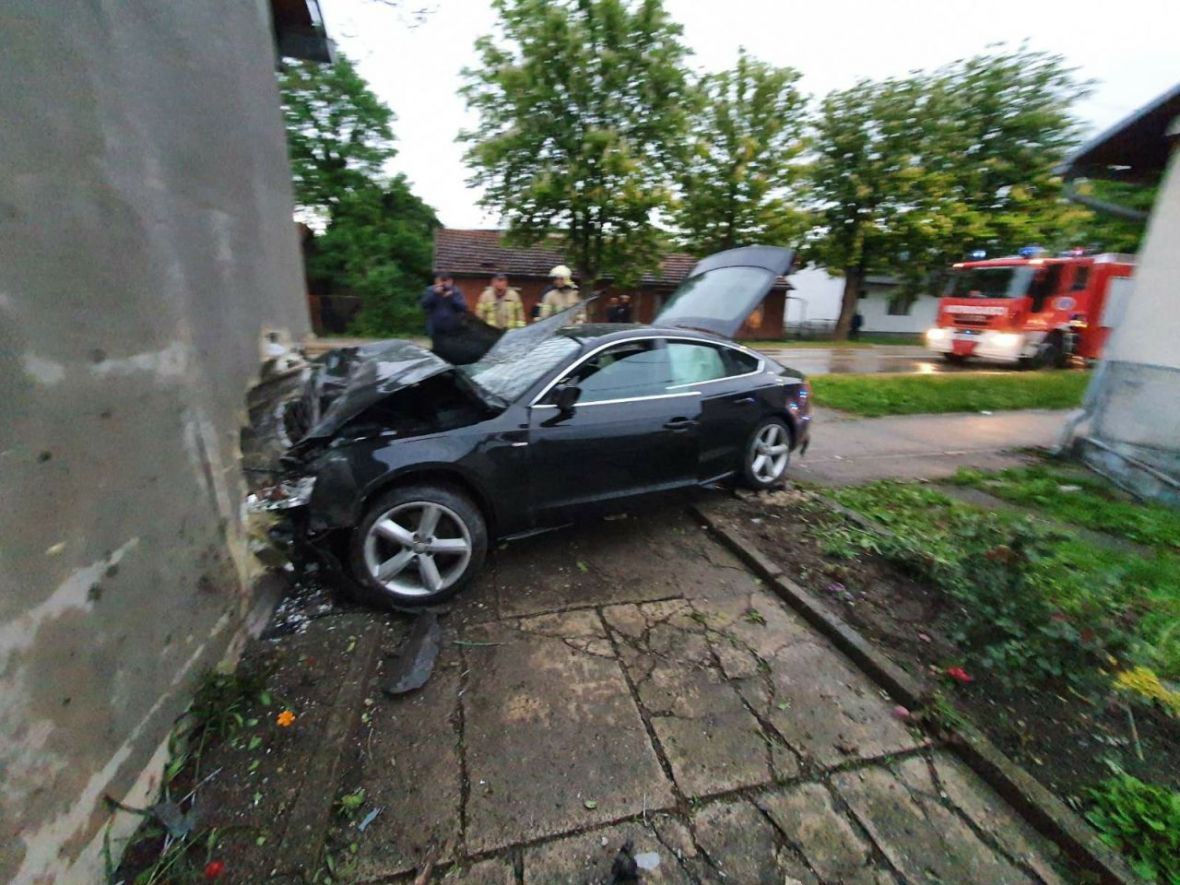 Saobraćajna nesreća u Prijedoru: Autom se zabio u kuću