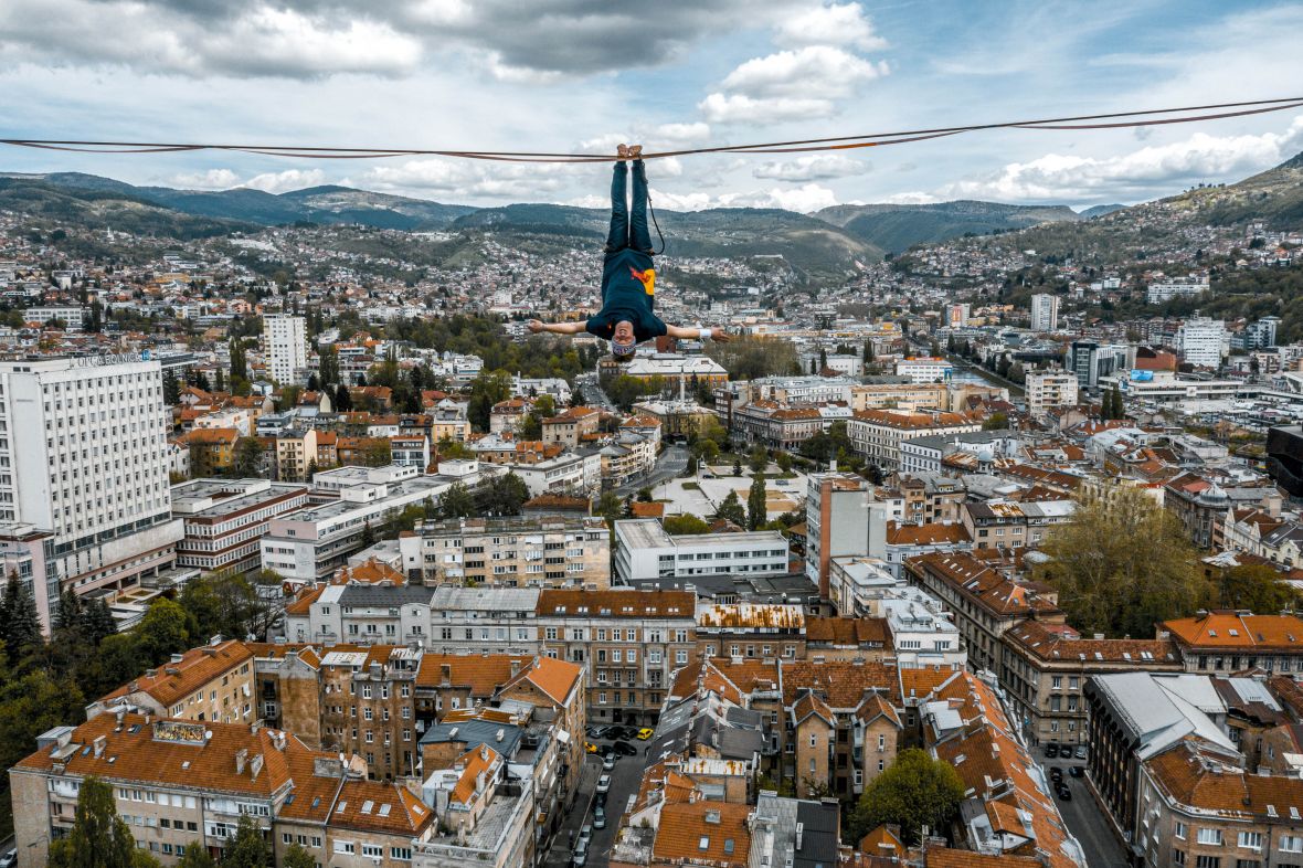 Pogledajte kako izgledaju trikovi na užetu između nebodera u Sarajevu
