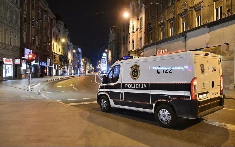 Policijski sat u Sarajevu večeras ostaje od 21:00, Forto poručio da vlada zasjeda tek sutra