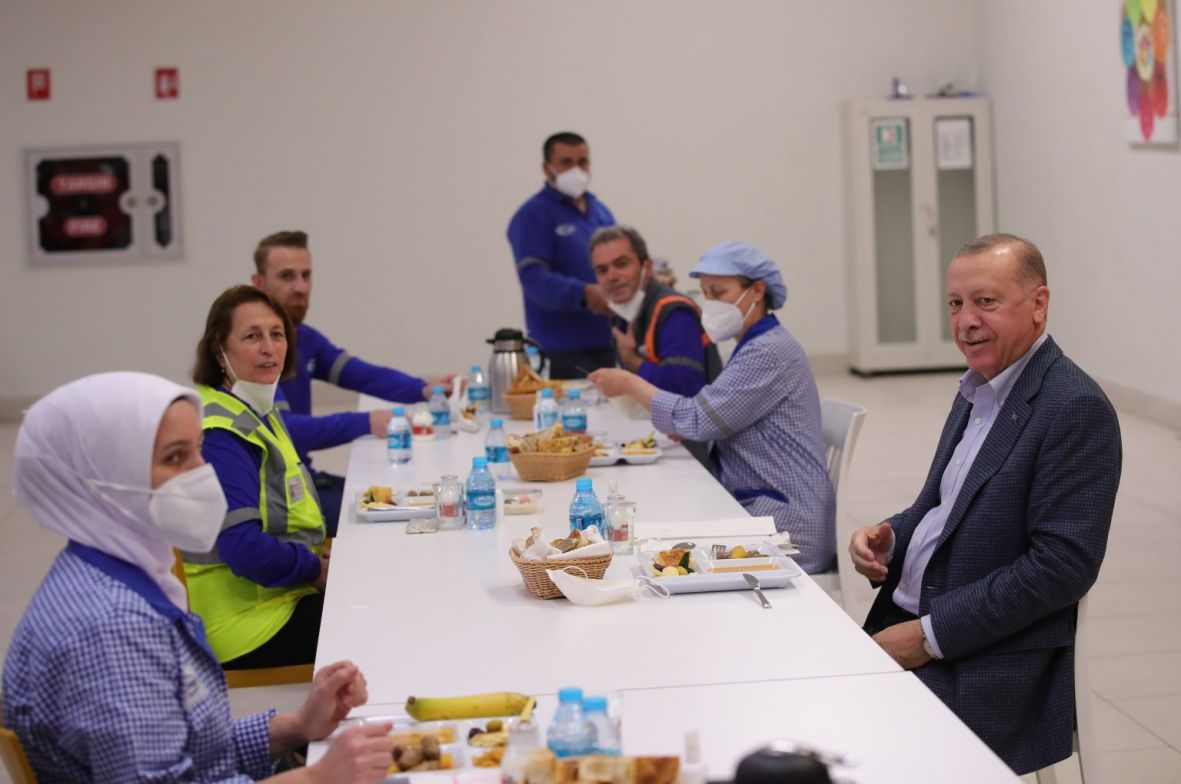 Dokaz solidarnosti: Erdogan na iftaru s radnicima iz četvrti Tuzla u Istanbulu