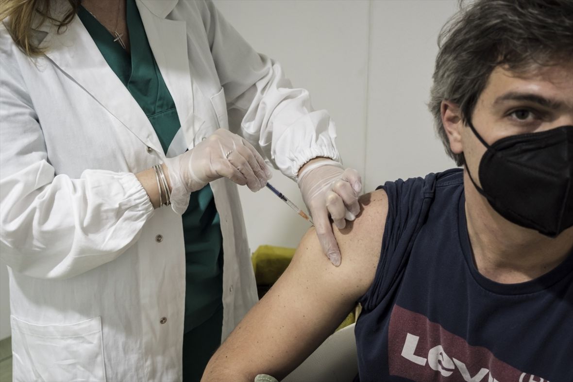 Šok u Austriji: Doktorica davala vakcinu ljudima istom špricom