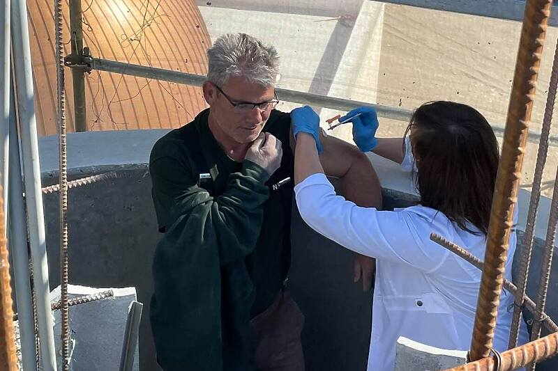 Neobičan slučaj: Bosanac u Americi primio vakcinu na vrhu munare koju gradi