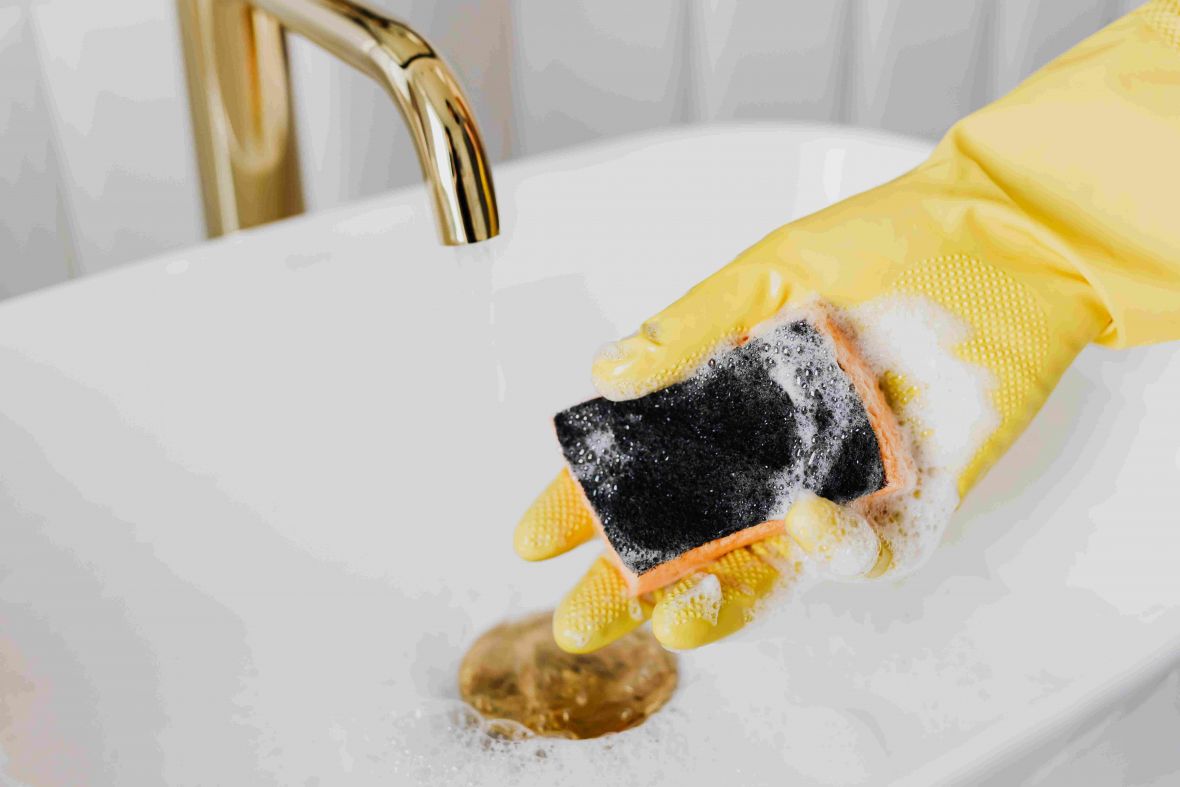 Spužva za suđe je rasadnik bakterija – uz ovaj trik dezinfikujte je za tren