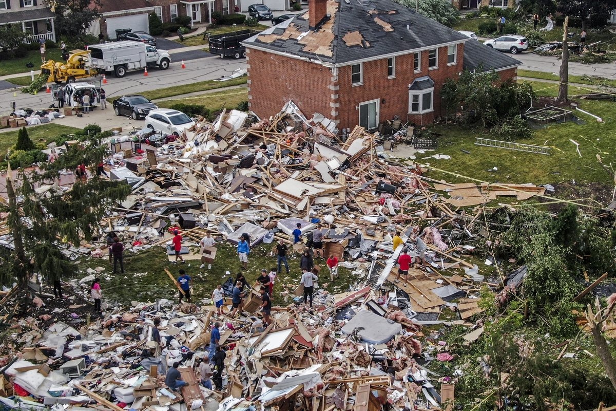 Nakon razornog tornada desetine oštećenih kuća u predgrađima Chicaga